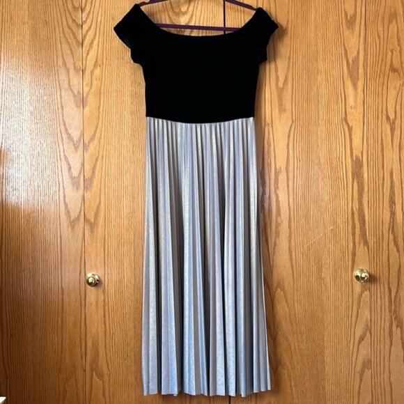 LIKE NEW Donna Morgan black velvet formal dress - Picture 1 of 9